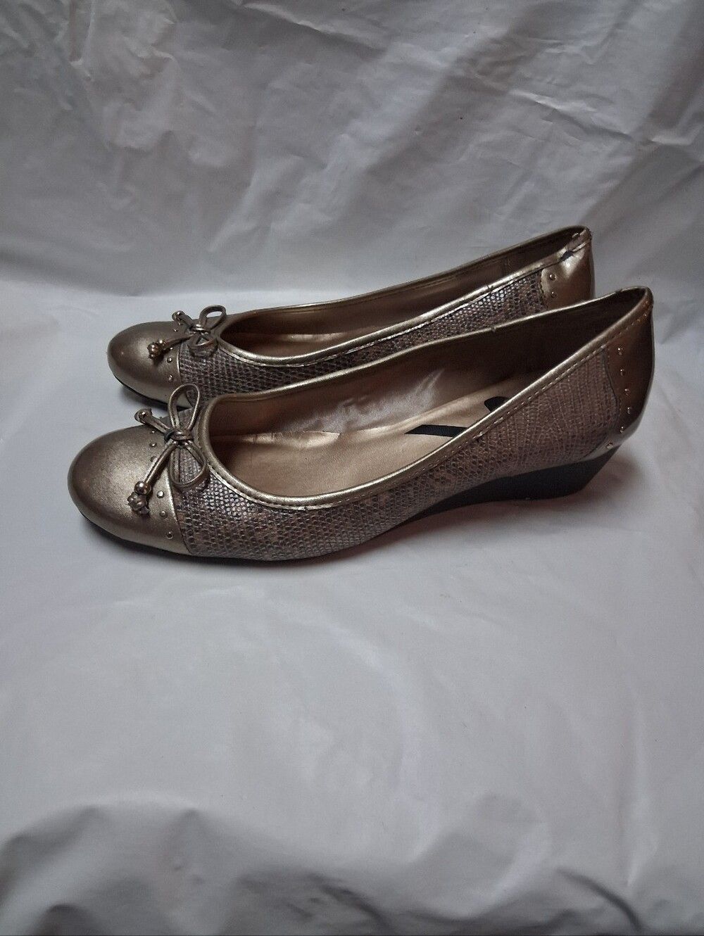 Anne Klein Sport Metallic Taupe Bow Wedge Flats Women's Size 8.5 Preowned